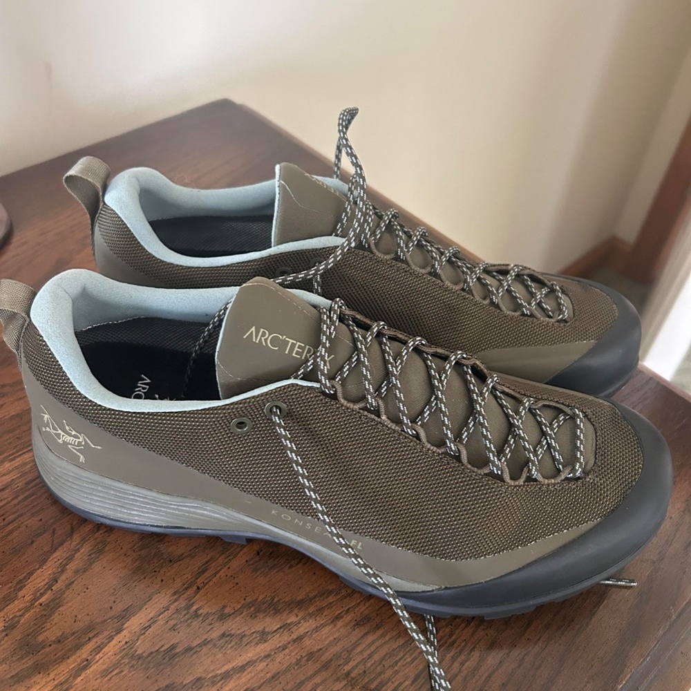 Arcterx Women’s Trail Sneakers Excellent Condition Sz 8